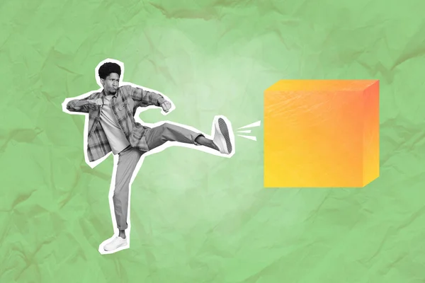 青年男子运动员腿踢立方体平台盒破坏绿色背景屏障的全身像拼贴图像 — 图库照片