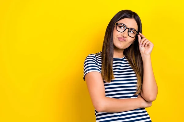 Retrato Menina Negócios Bonita Usar Listrado Shirt Segurar Óculos Olhar — Fotografia de Stock