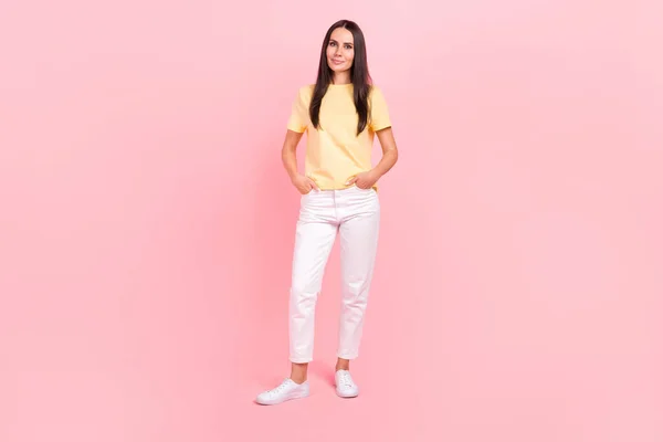 完全な長さ写真のかわいい甘い女性の服黄色Tシャツ手ポケット歩行孤立ピンク色の背景 — ストック写真