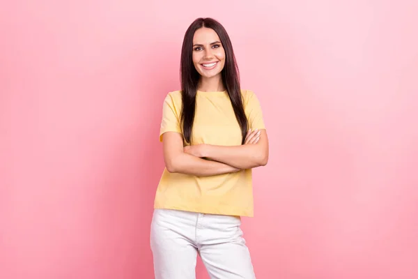信じられないほどの自信のある女性のオフィスの労働者の腕のクロスは 黄色のシャツの白いジーンズパンツ孤立ピンク色の背景 — ストック写真