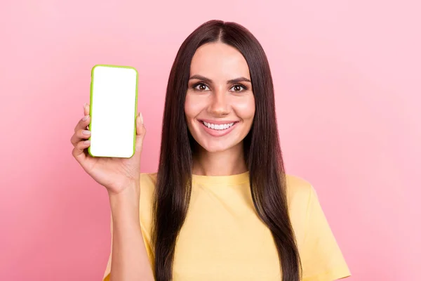 Photo Pretty Adorable Woman Dressed Yellow Shirt Rising Apple Iphone — Stock Photo, Image