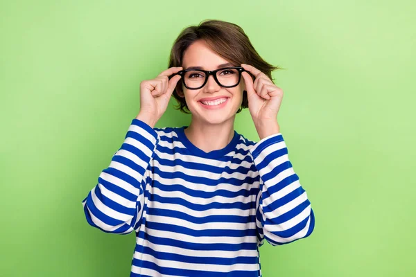 Portrét Roztomilé Dobré Nálady Inteligentní Dívka Nosit Pruhované Stylové Mikiny — Stock fotografie