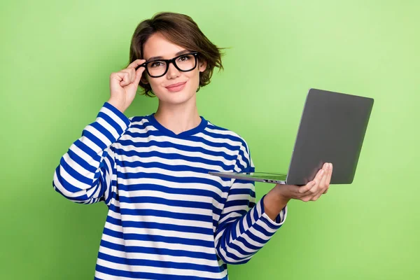 일하는 여성의 안경을 배경에 조수가 작동하는 노트북을 착용하고 — 스톡 사진