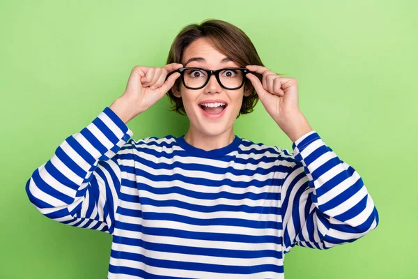 Şaşırmış Genç Bir Kızın Fotoğrafı Çizgili Denizci Gömleği Giyiyor Gözlük — Stok fotoğraf