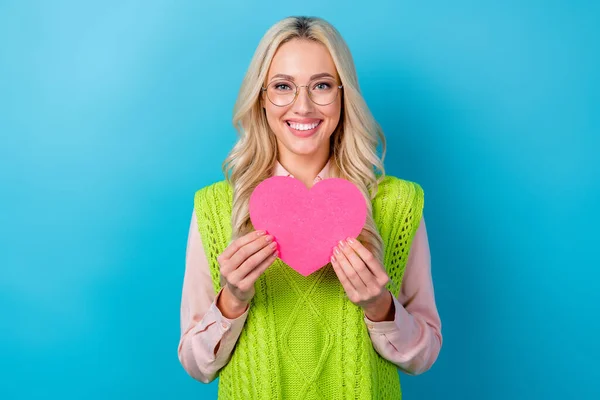 Foto Adorável Positivo Senhora Mãos Segurar Papel Rosa Cartão Cardíaco — Fotografia de Stock