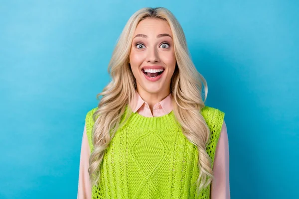 Komik Bir Kadının Fotoğrafı Ağzı Açık Dişleri Parlayan Gülümsemesi Sevinçli — Stok fotoğraf