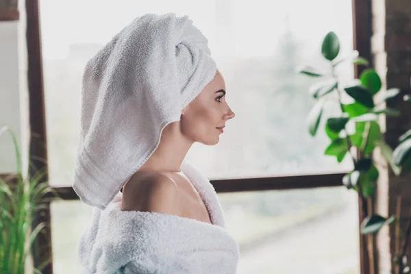 Duş Aldıktan Sonra Stüdyo Dairesinin Portresi Şehvetli Kadın Vücut Kremi — Stok fotoğraf