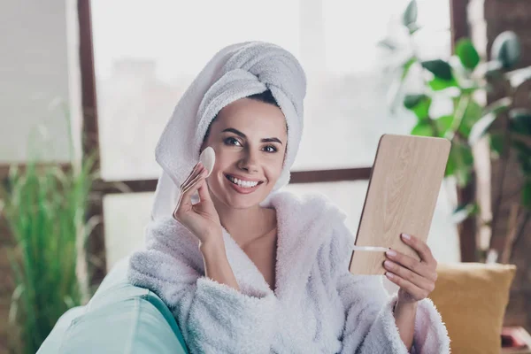 Photo Happy Girlfriend Use Cotton Pad Remove Maquillage Apply Moisturizing — Stock Photo, Image