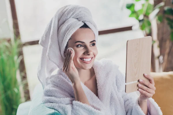照片上迷人的快乐女士洗完澡后照镜子 在家里用棉垫抹去妆容 — 图库照片