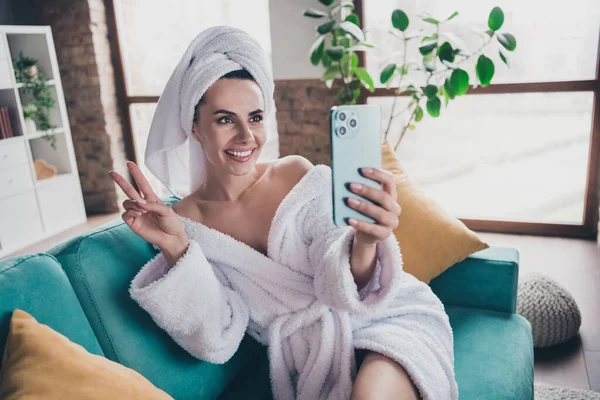 照片中快乐迷人的女士洗完澡后在网上用智能手机记录视频让V在家里签名 — 图库照片