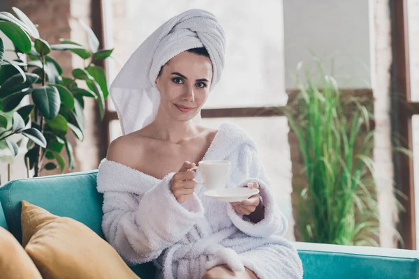 可爱女士洗澡后与水合物美容产品喝浓缩咖啡在客厅里放松的照片 — 图库照片