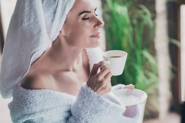 美容美发女士头戴头巾浴衣 在室内温泉疗养后享受咖啡芬芳的肖像 — 图库照片
