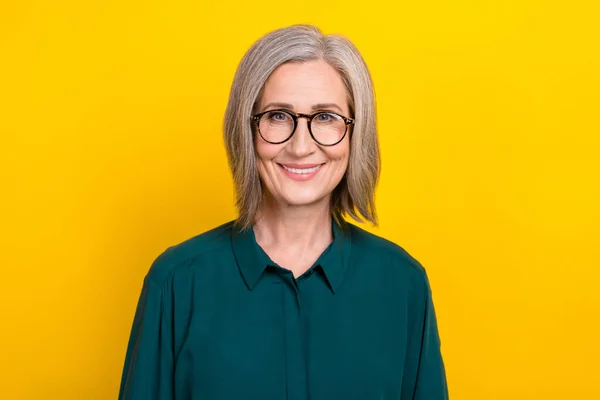 Retrato Mujer Emprendedora Positiva Mirada Cámara Dentada Sonriendo Aislado Sobre — Foto de Stock