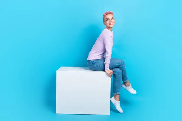 若いモデルの女の子のフル長さの写真ピンク染め短い髪見た目目新しさ座ってプラットフォーム広告隔離された青の色の背景 — ストック写真