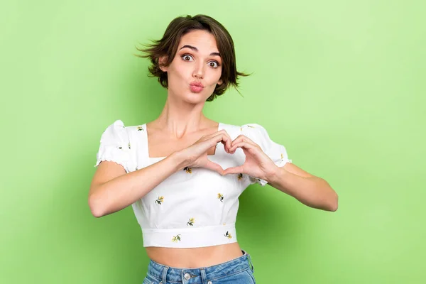 Retrato Namorada Engraçada Mostrando Mãos Coração Figura Enviando Beijo Desgaste — Fotografia de Stock