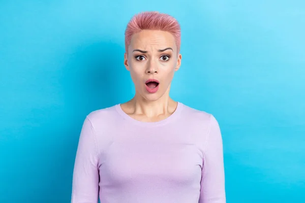 ピンクの染めの髪型をした混乱した人の写真は 青い色の背景に隔離されたオープン口を見つめて驚いてスタイリッシュなスウェットシャツを身に着けている — ストック写真
