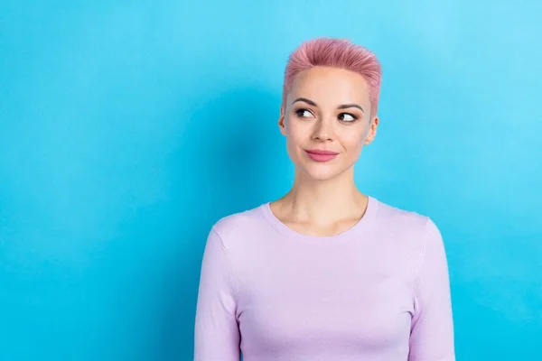 ピンクの染めの髪型をした愛らしい素敵な女の子の写真は スタイリッシュなスウェットシャツを身に着けています販売で見ます青い色の背景に隔離された空きスペース — ストック写真
