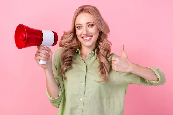 Portrait Charming Lady Hold Loudspeaker Demonstrate Thumb Feedback Isolated Pink — Stock Photo, Image