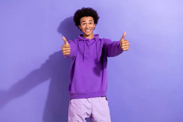 Photo Positive Young Intern Guy Worker Wearing Purple Hoodie Good — Stock Photo, Image