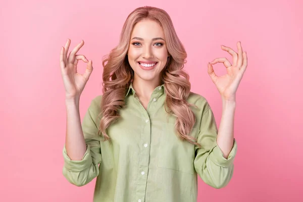 Foto Pessoa Encantadora Positiva Irradiando Sorriso Mãos Dedos Demonstrar Símbolo — Fotografia de Stock