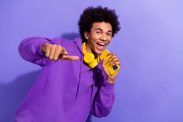 Retrato Chico Guapo Agradable Usar Auriculares Jersey Púrpura Cantar Teléfono — Foto de Stock