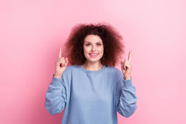 若い興奮笑顔の女性の波状毛の直接指の写真空のスペースを検索ピンクの色の背景に隔離された新しいショッピングセンター — ストック写真