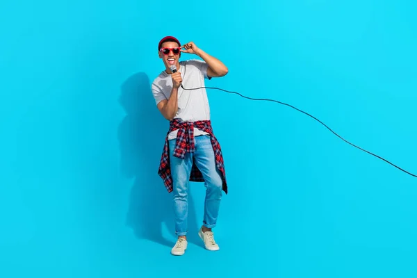 Çılgın Kaygısız Kişinin Tam Boy Fotoğrafı Mikrofon Tutan Ceket Mavi — Stok fotoğraf