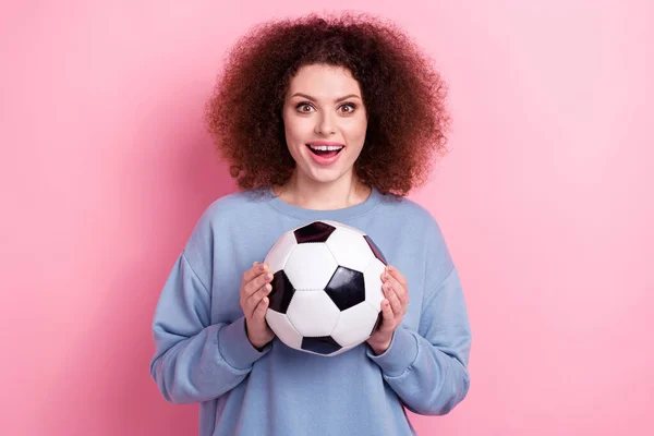 兴奋而时髦的女孩穿着蓝色衬衫接足球的照片张开嘴孤立的粉色背景 — 图库照片