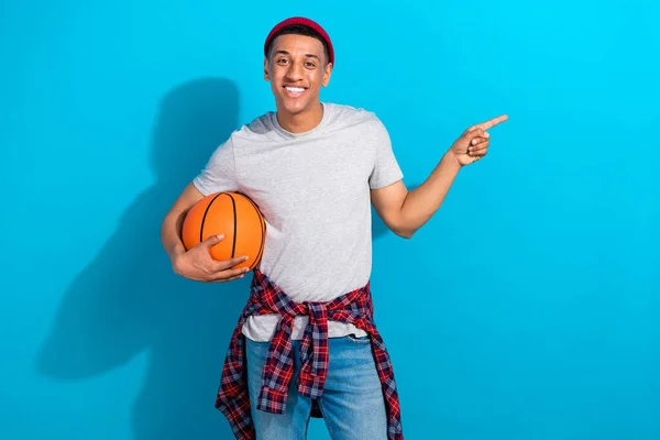 긍정적 남자의 티셔츠를 농구를 손가락빈 공간을 가리키는 파란색 — 스톡 사진