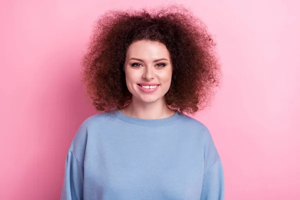 若い満足モデルの写真肖像流行の髪型はピンクの色の背景に隔離された青のセーター明るい笑顔の女の子楽観的に身に着けている — ストック写真
