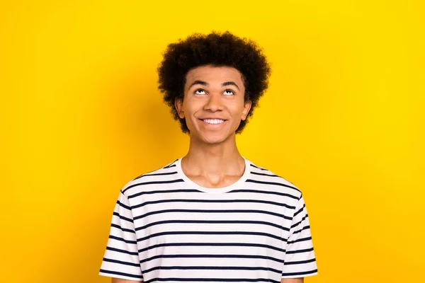 Zdjęcie Młodego Pozytywnego Zabawnego Faceta Noszącego Koszulkę Paski Patrząc Górę — Zdjęcie stockowe