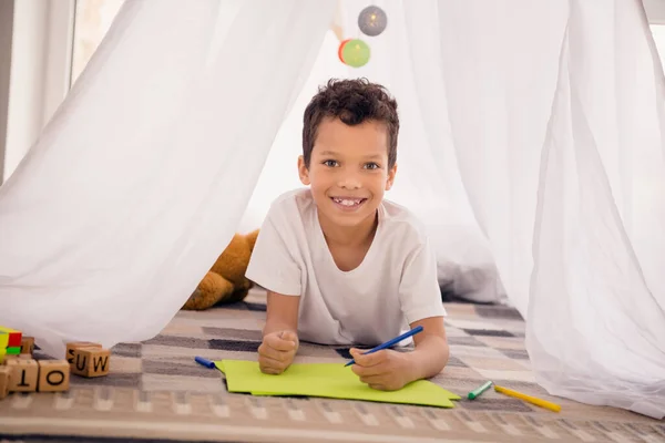 Portret Van Schattige Kleine Schooljongen Liggend Vloer Tent Fort Tekening — Stockfoto