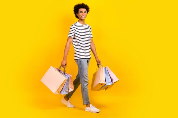 Ganzkörperkader Junger Modell Gutaussehender Kerl Fuß Einkäufe Taschen Einkaufszentrum Sucht — Stockfoto