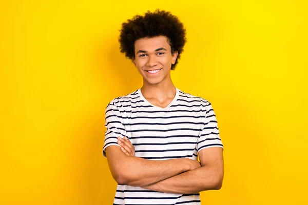 Foto Hombre Joven Usar Camiseta Rayas Brazos Cruzados Confiado Profesional —  Fotos de Stock