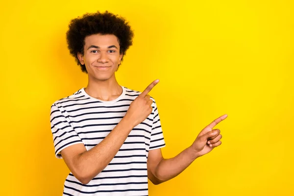 Retrato Joven Promotor Estudiante Usa Una Camiseta Moda Recomienda Dedos — Foto de Stock