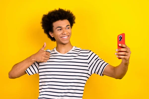 Genç Blogcu Adamın Fotoğrafı Çizgili Shirt Başparmağını Sarı Arka Planda — Stok fotoğraf