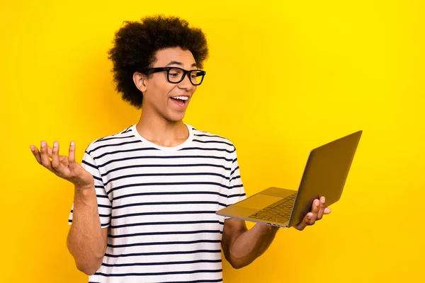 若い男の写真は 黄色の色の背景に隔離されたリモート通信を議論会議の会議のノートパソコンの会話を保持 — ストック写真