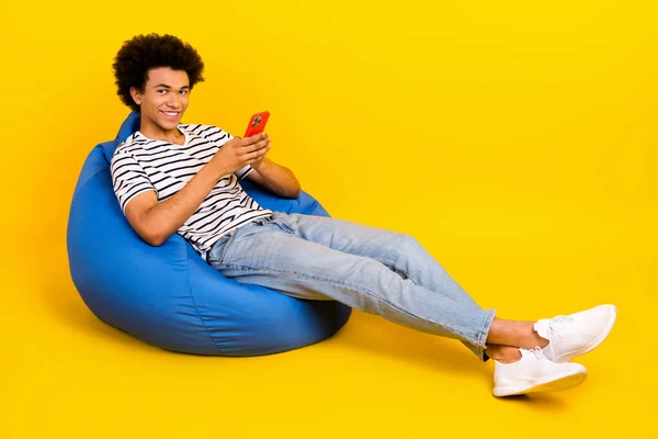 Akıllı Telefonunu Kullanan Rahat Bir Gencin Uzun Bir Fotoğrafı Dinlenme — Stok fotoğraf
