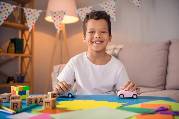 Porträt Von Entzückenden Positiven Netten Kleinen Schüler Spielen Autos Lächeln — Stockfoto