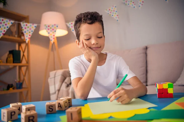 迷人快乐可爱的小男生画像遥控器课穿白衬衫时髦明亮的儿童房室内装饰 — 图库照片