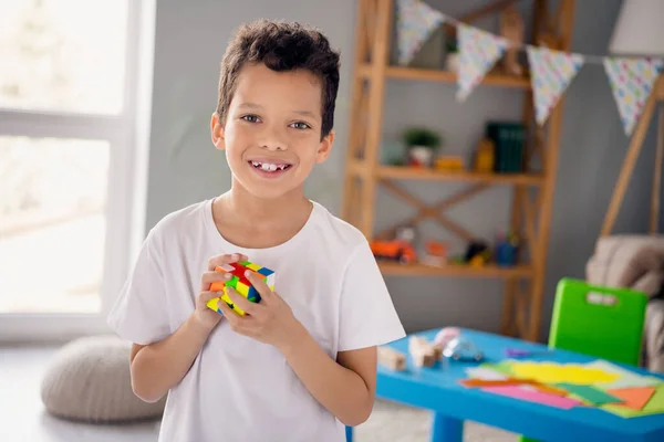 Foto Encantador Niño Bastante Pequeño Usar Camiseta Blanca Jugando Rubick — Foto de Stock