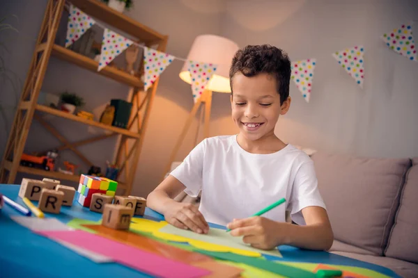 Porträt Von Netten Fröhlichen Netten Kleinen Jungen Zeichnung Tun Hausaufgaben — Stockfoto