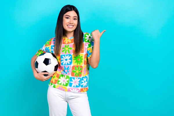 Zdjęcie Młodej Pięknej Dziewczyny Nosić Kwiaty Druk Shirt Piłka Nożna — Zdjęcie stockowe
