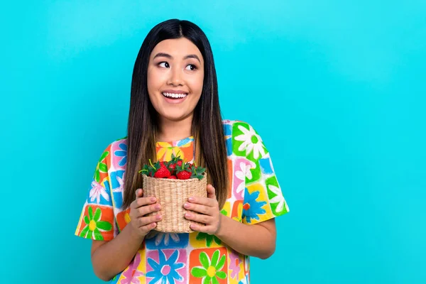 Photo Young Attractive Japanese Girl Hold Bucket Organic Berries Summertime — Stock Photo, Image