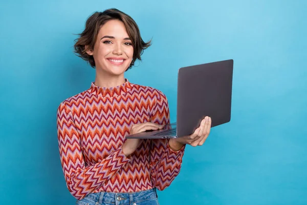 迷人的年轻女性的照片肖像拿着笔记本电脑 微笑企业家穿着时髦条纹衣服 蓝色背景与之隔离 — 图库照片