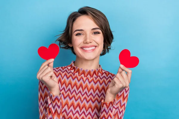 Foto Retrato Atraente Jovem Segurar Dois Pequenos Cartões Postais Coração — Fotografia de Stock