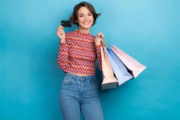 ピンクのシャツを着た甘い女性の写真上昇銀行カードを保持する買い物客隔離された青の色の背景 — ストック写真