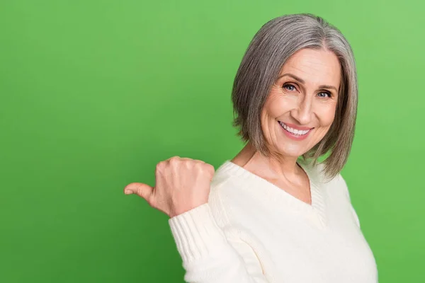 魅力的な高齢者の白い髪の女性の写真自信を持って歯の笑顔直接指空のスペースバナー隔離された緑の背景 — ストック写真
