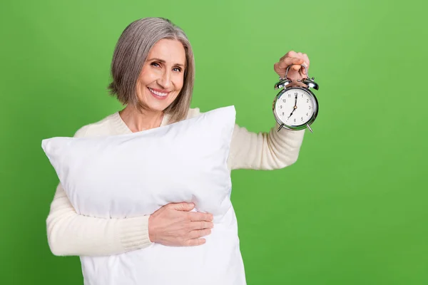 Neşeli Kadın Emeklinin Fotoğrafı Zamanlayıcı Uyarısı Sabahın Erken Saatlerinde Yeşil — Stok fotoğraf