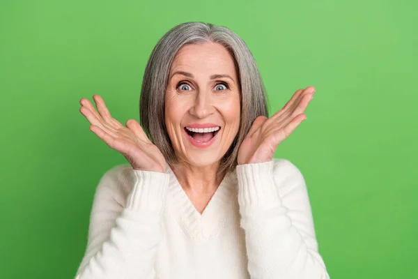 令人惊讶的滑稽退休女人对新奇广告的反应图片 打开销路购物中心孤立的绿色背景 — 图库照片